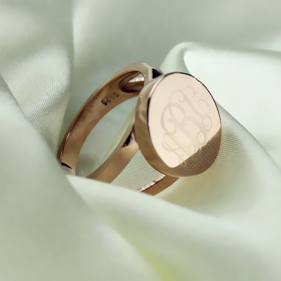 Rose Gold Circle Signet Monogram Ring - The Name Jewellery™